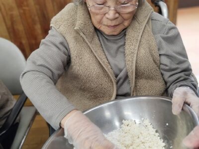 手作り三色団子でひな祭り